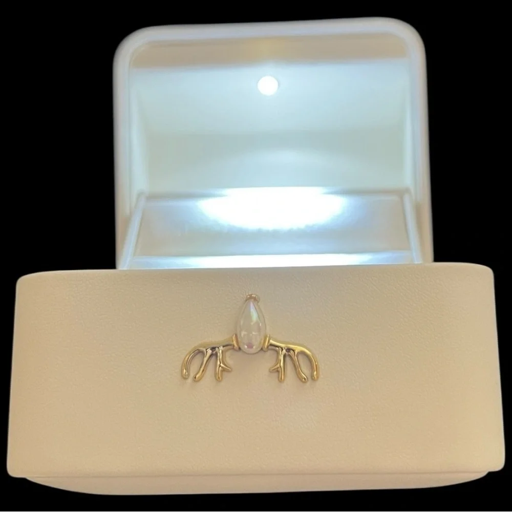 CAIRIAC‎ LED Lighted Ring Box OS White Proposal Wedding Jewelry Case New